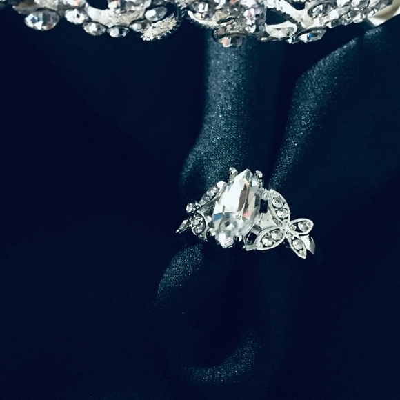 Jewelry - Expectacular Marquise Diamond Ring